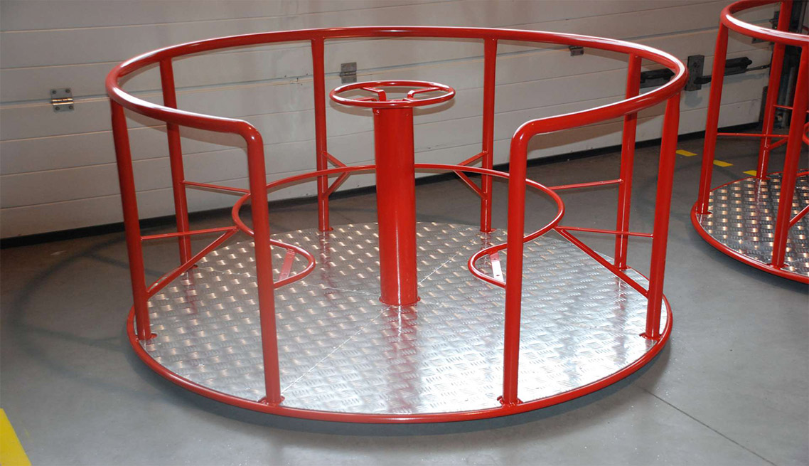 Seat-equipped carousel – for playgrounds