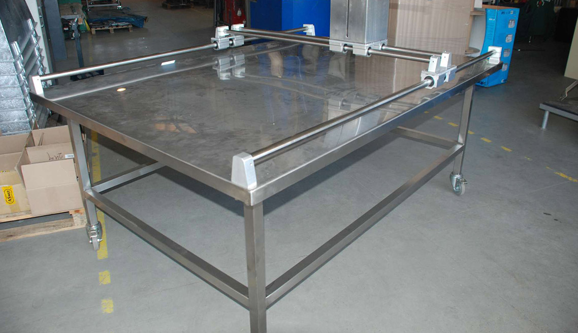 Plotter table with rails